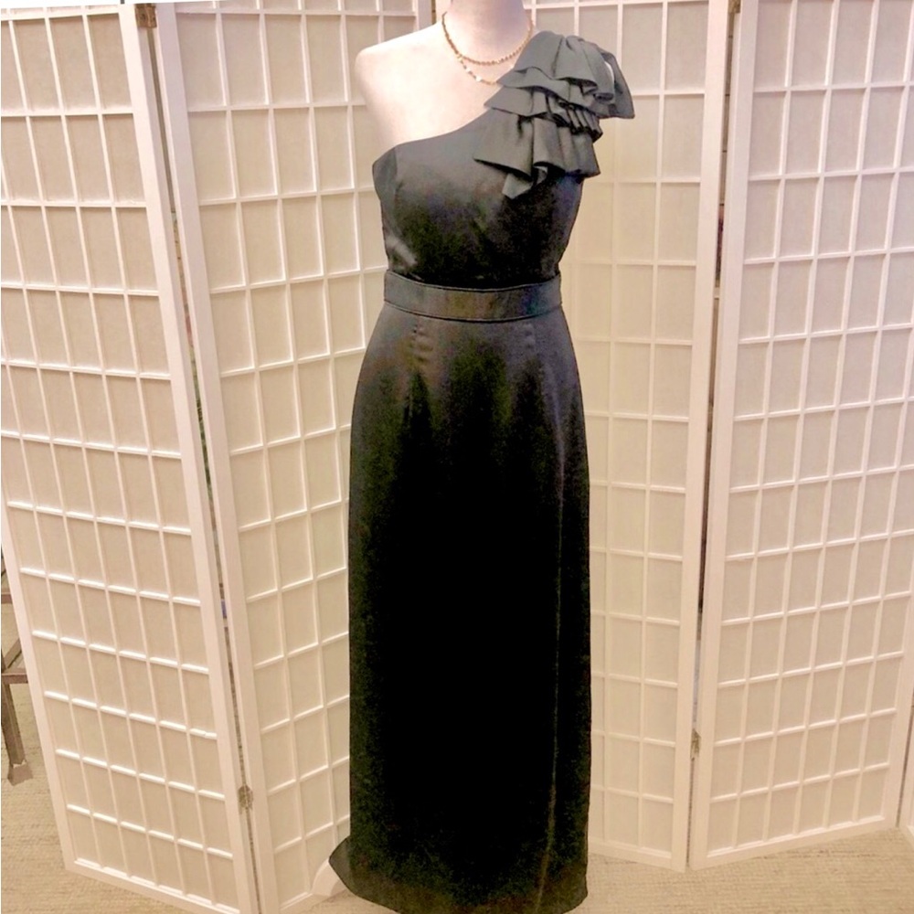 MAX AND CLEO black satin one shoulder gown. Size 6 NWT